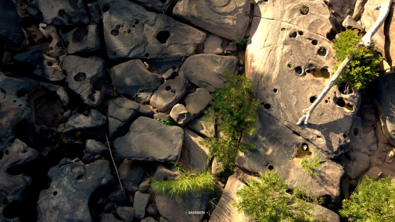 ภาพนี้ถ่ายจากด้านบนจะเห็นชัดเลยว่า หินถูกกัดเซาะแตกออกเป็นก้อน