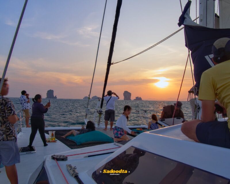 SADOODTA ท่องเที่ยวสะดุดตา 50 ความสุขที่เรียบง่าย คือการนั่งดูพระอาทิตย์ตกดินบนเรือกลางทะเลกระบี่ 🌅⛵️