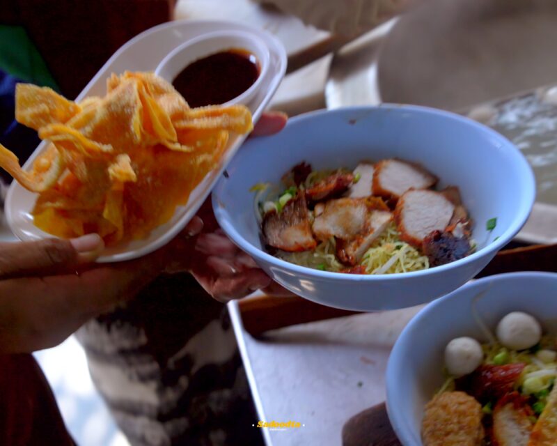 ก๋วยเตี๋ยวรู ตลาดน้อย ตำนานความอร่อยในซอกตึกที่สายกินต้องปักหมุด! 1 Noodle roo Talat Noi 001