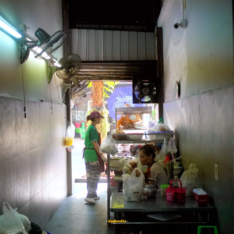 ก๋วยเตี๋ยวรู ตลาดน้อย ตำนานความอร่อยในซอกตึกที่สายกินต้องปักหมุด! 2 Noodle roo Talat Noi 002