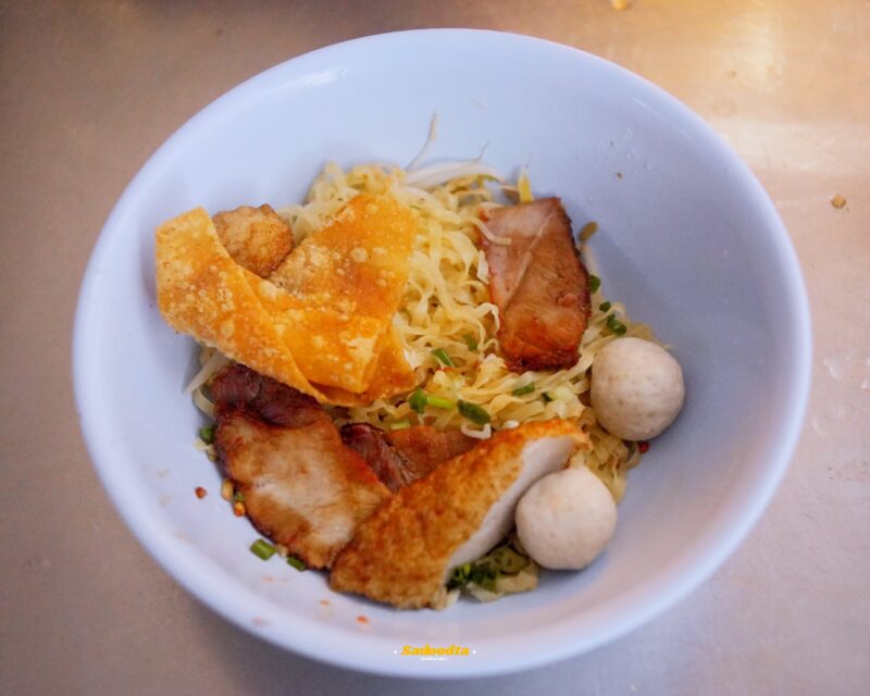 ก๋วยเตี๋ยวรู ตลาดน้อย ตำนานความอร่อยในซอกตึกที่สายกินต้องปักหมุด! 4 Noodle roo Talat Noi 005